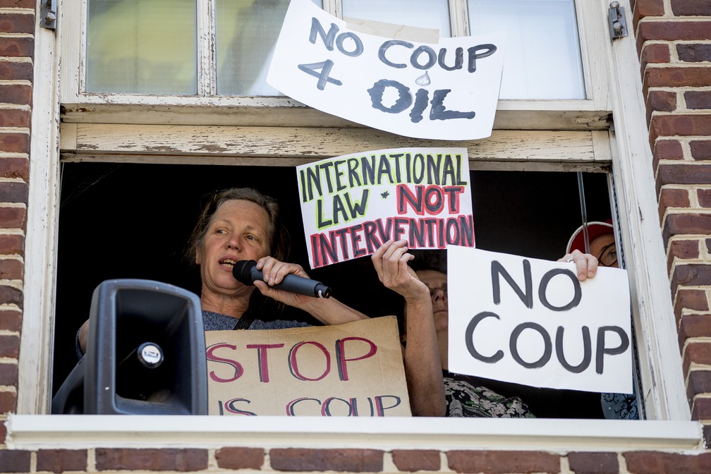 Manifestantes contrÃ¡rios a Juan GuaidÃ³ ocupam embaixada da Venezuela em Washington: 'NÃ£o ao golpe pelo petrÃ³leo', diz um dos cartazes â Foto: Andrew Harnik/AP Photo