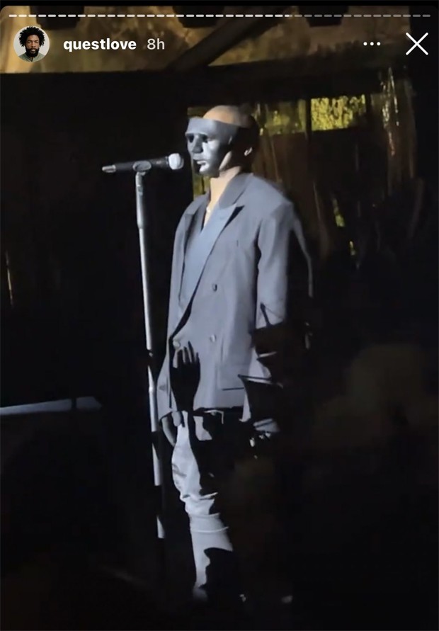 Kanye West se apresenta em casamento de luxo usando máscara (Foto: Reprodução / Instagram)