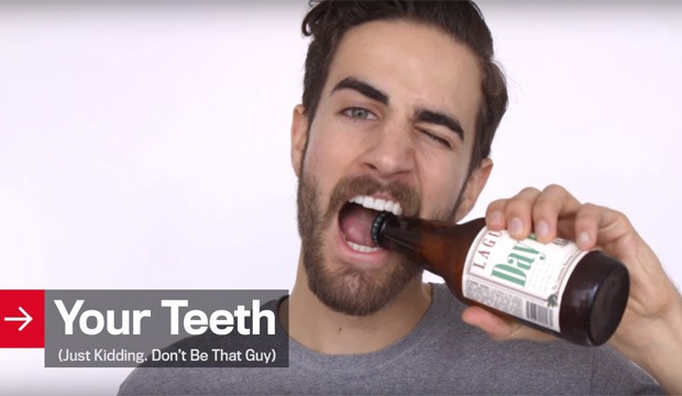 Abrir cerveja com os dentes? Péssima ideia (Foto: Reprodução/Youtube)