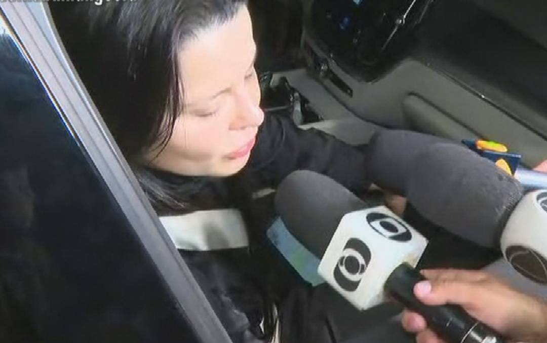 Maraisa durante saída de cemitério após enterro de Marília Mendonça, em Goiânia