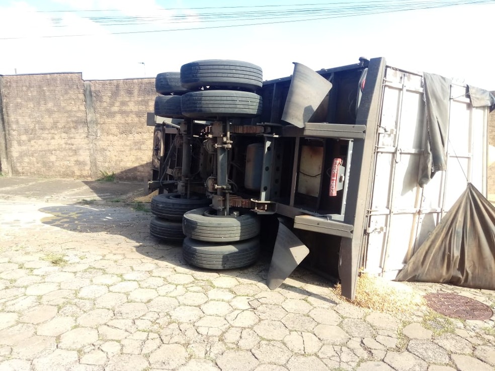 Caminhão carregado com soja tomba na área central de Avaré  — Foto: Divulgação/Policia Militar