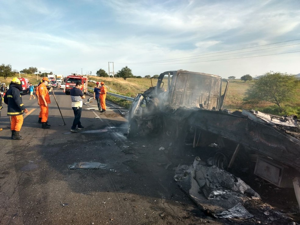 Motorista do caminhão que pegou fogo ao bater de frente com carro no interior de Alagoas foi socorrido inconsciente (Foto: Corpo de Bombeiros)