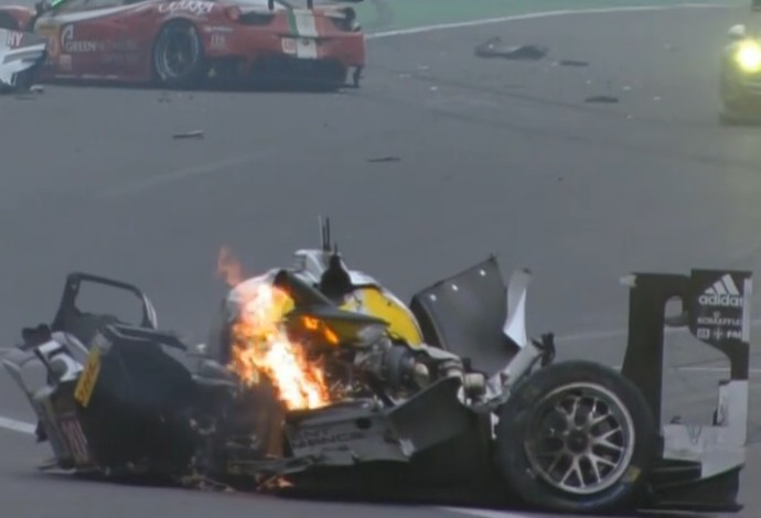 Carro de Webber pega fogo após choque em Interlagos (Foto: Reprodução/SporTV)