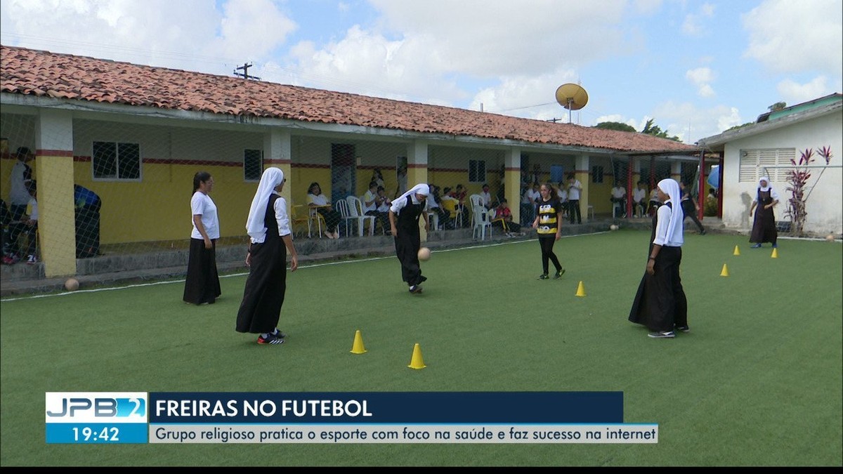 na-f-e-no-futebol-freiras-unem-a-vida-cat-lica-paix-o-pelo-esporte