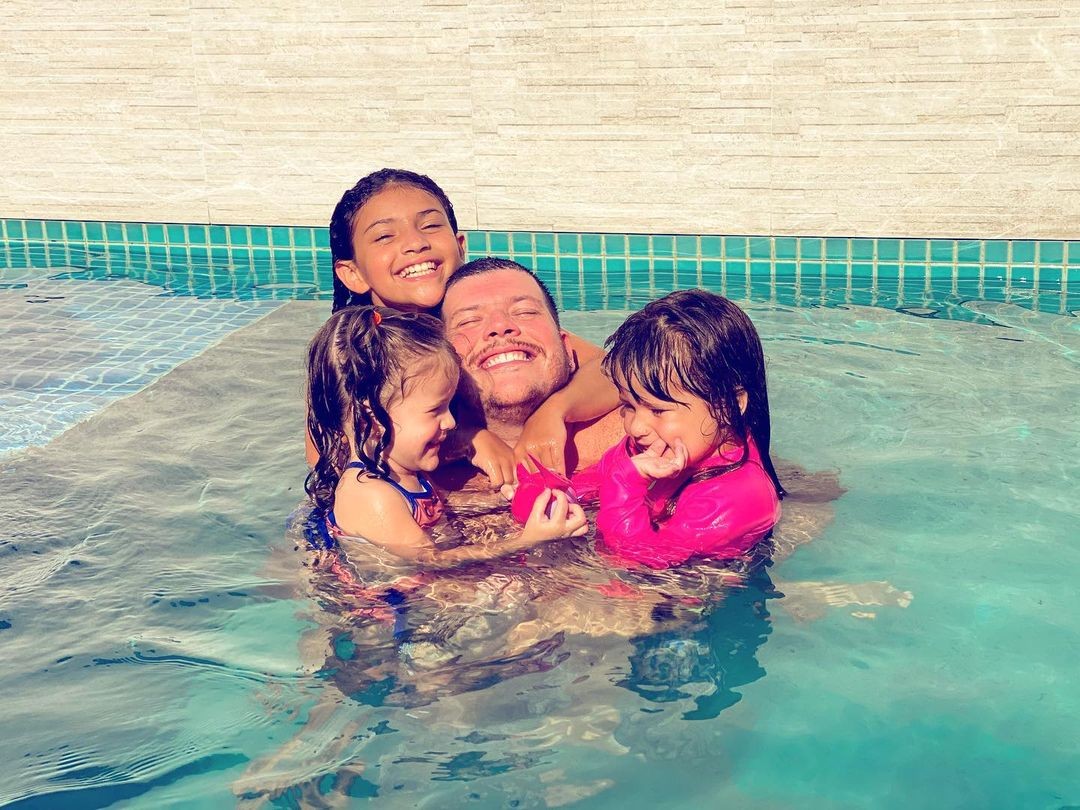 Ferrugem e as filhas, Júlia, Sofia e Aurora (Foto: Reprodução/Instagram)