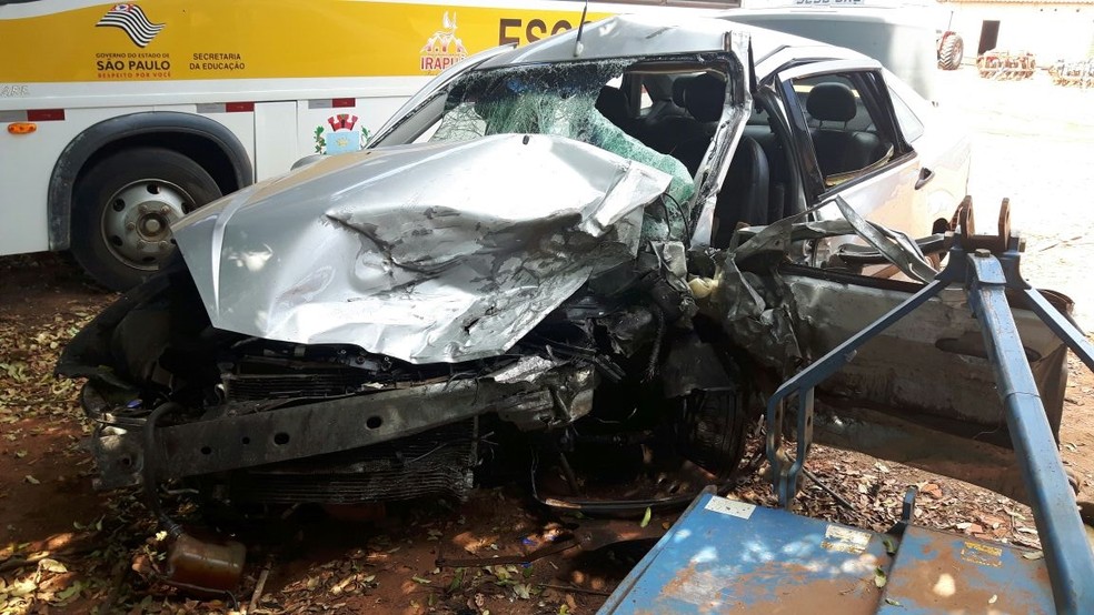 Um dos carros envolvido no acidente ficou com a frente destruÃÂ­do (Foto: Monize Poiani/TV TEM)