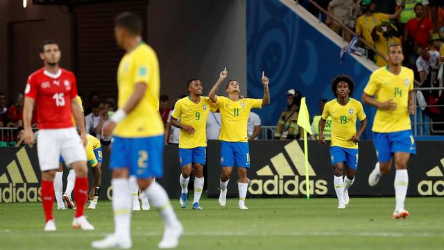 Gabriel Jesus comemora com Philippe Coutinho na partida da estreia do Brasil contra a SuÃ­Ã§a 