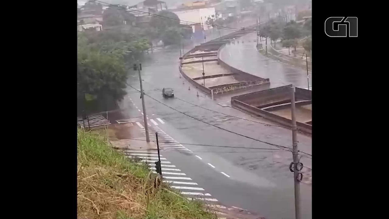 Chuva forte provoca bloqueio da Avenida Tereza Cristina, na Região Oeste de Belo Horizonte
