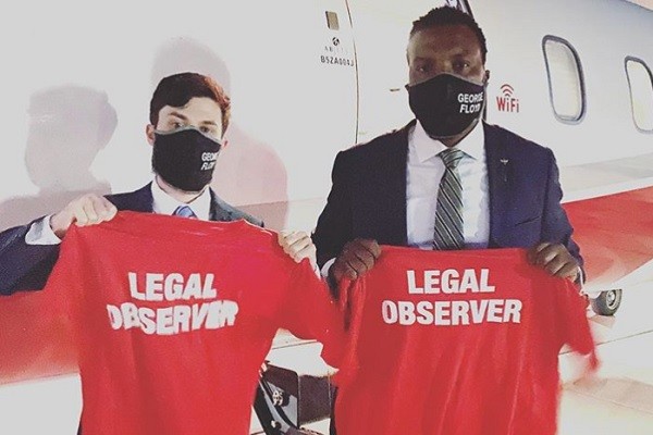 Advogados de Ahmaud Arbery em jatinho emprestado pelo rapper Jay-Z (Foto: Instagram)