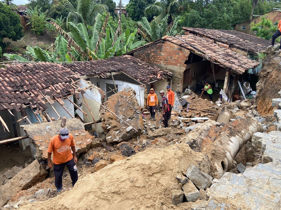 Moradores contabilizam prejuízos após casas desabarem em Rio Largo, Alagoas — Foto: Andrea Resende/TV Gazeta