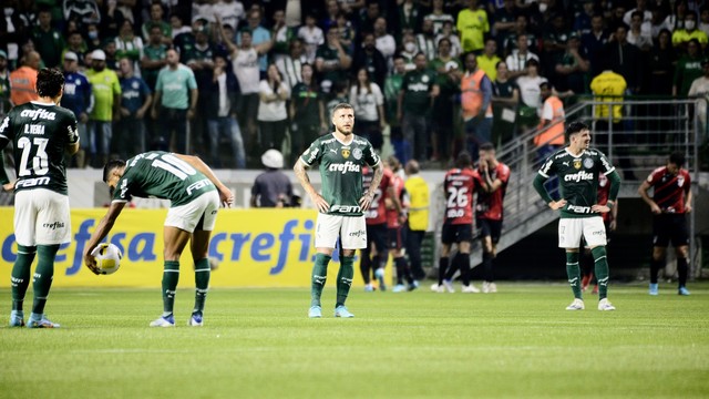 Jogadores do Palmeiras lamentam gol do Athletico no Allianz Parque