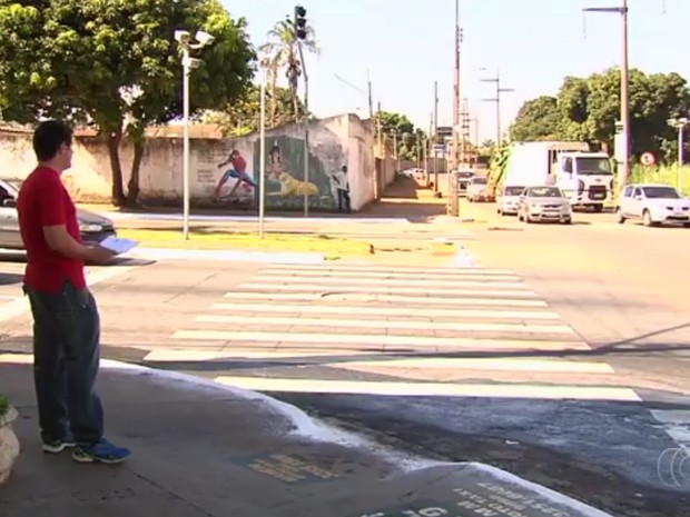 Homem recebe multas de moto que já vendeu e tenta achar atual dono em Goiânia, Goiás (Foto: Reprodução/TV Anhanguera)