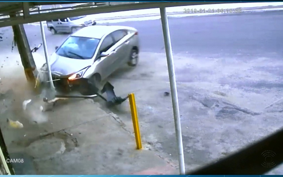 Câmera de segurança flagrou momento em que carro bateu no poste — Foto: Reprodução/TV Paraíba