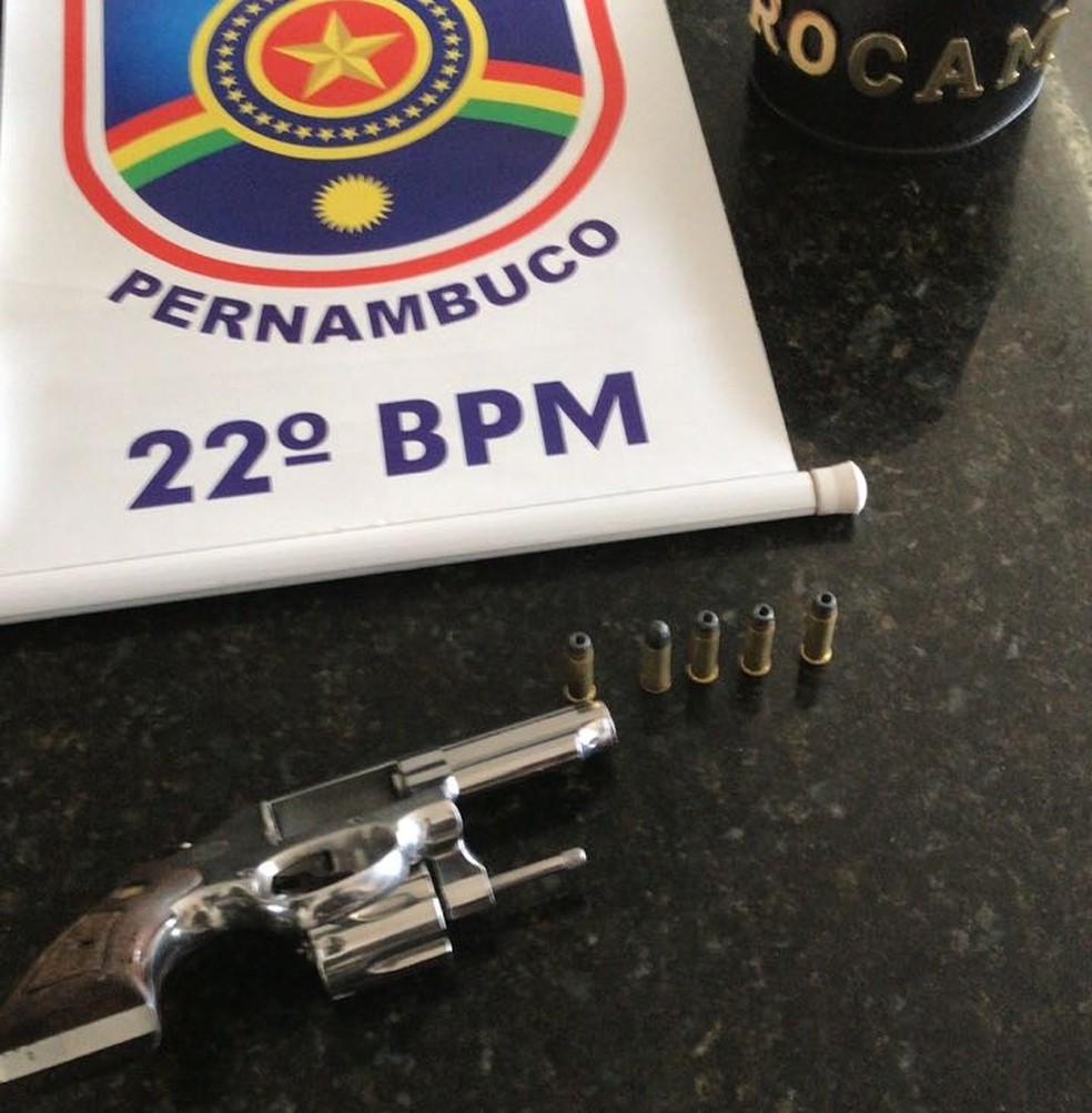 Arma foi encontrada com a dupla (Foto: PM/Divulga&ccedil;&atilde;o)