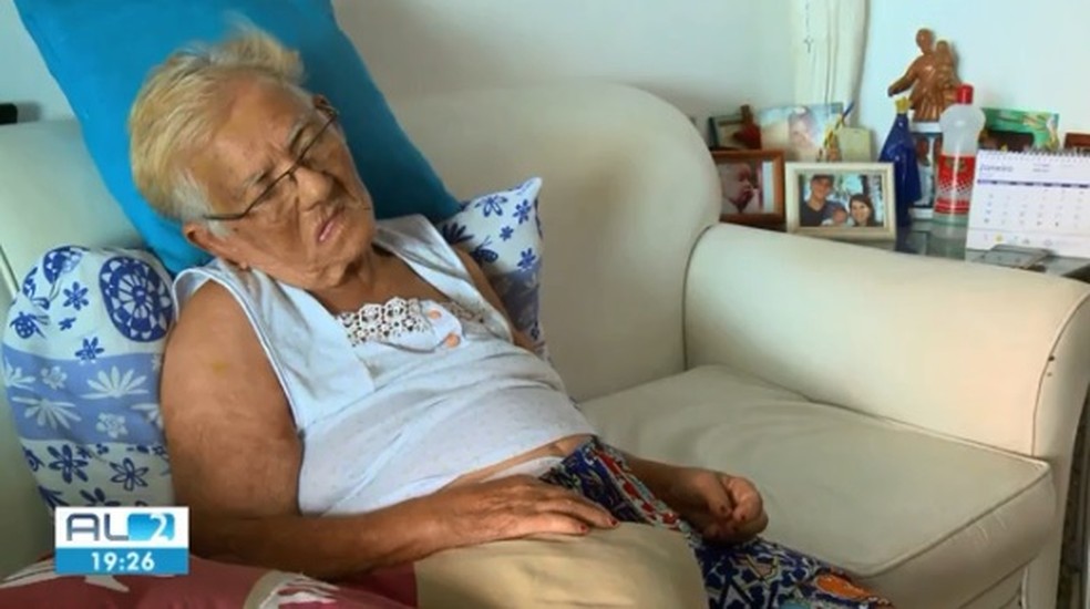 Idosa de 83 se recupera em após cair de maca no HGE, em Maceió, AL — Foto: Reprodução/TV Gazeta