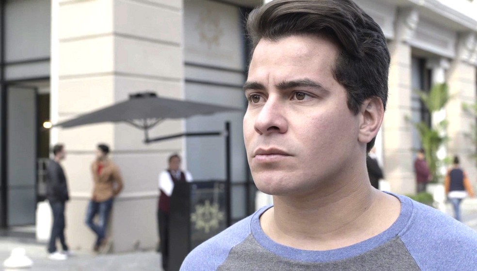 Júlio encontra cartazes em seu novo emprego (Foto: TV Globo)