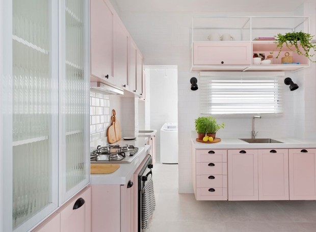 COZINHA | A marcenaria em laca rosa é o principal destaque da cozinha (Foto: Julia Ribeiro / Divulgação)