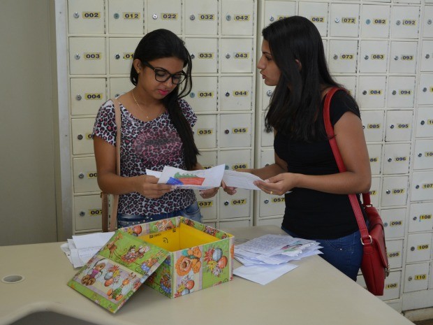 Thais Fernandes escolhe uma carta com ajuda da irmã (Foto: Magda Oliveira/G1)