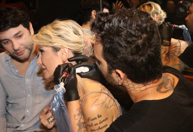 Antonia Fontenelle faz tatuagem em festa dos seus 45 anos (Foto: Anderson Borde/AgNews)
