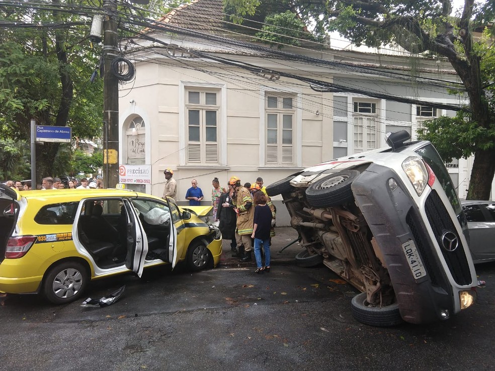Van quase tombou na via após batida contra táxi no cruzamento de vias movimentadas de Botafogo, na Zona Sul do Rio, na manhã desta segunda-feira (26) — Foto: Marcos Serra Lima/G1