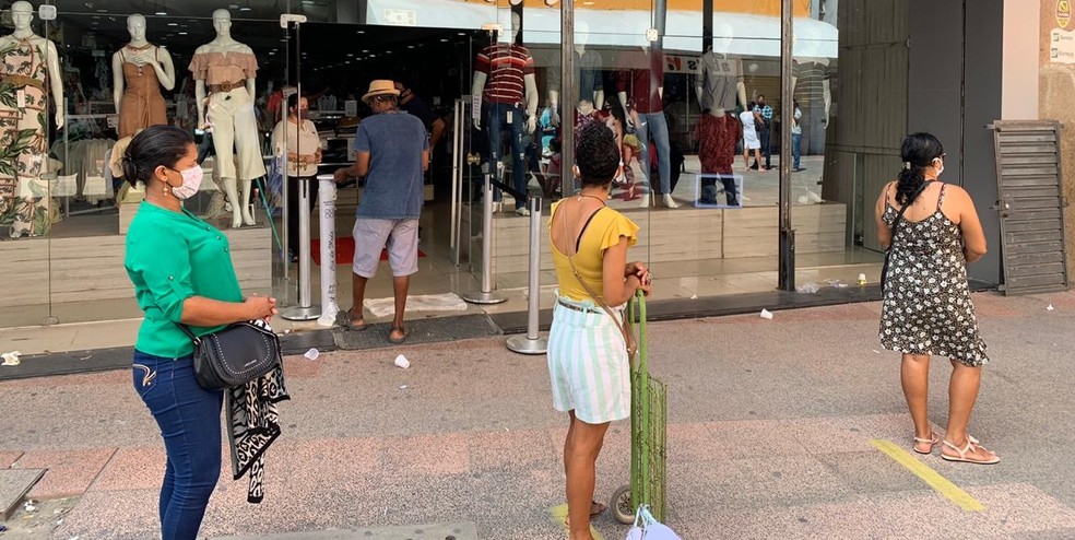 Algumas lojas disponibilizaram álcool gel em dispensers para os clientes em Maceió — Foto: Ragi Torres/TV Gazeta