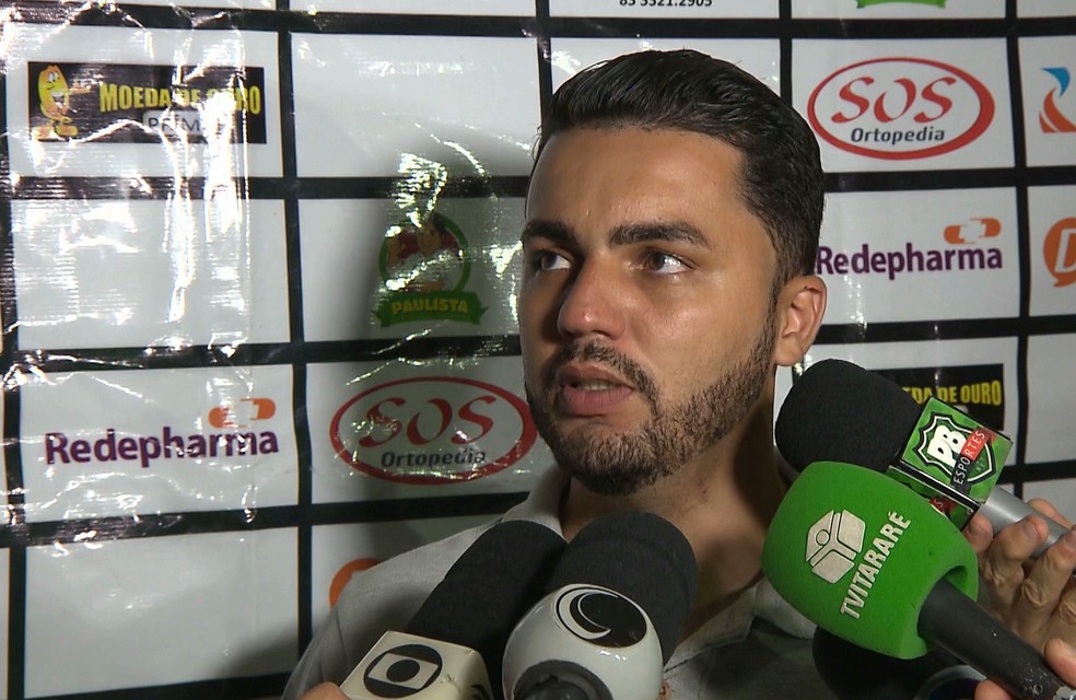 Arthur Ferreira � o jovem t�cnico que tenta salvar o Serrano-PB da queda � Foto: Reprodu��o / TV Para�ba