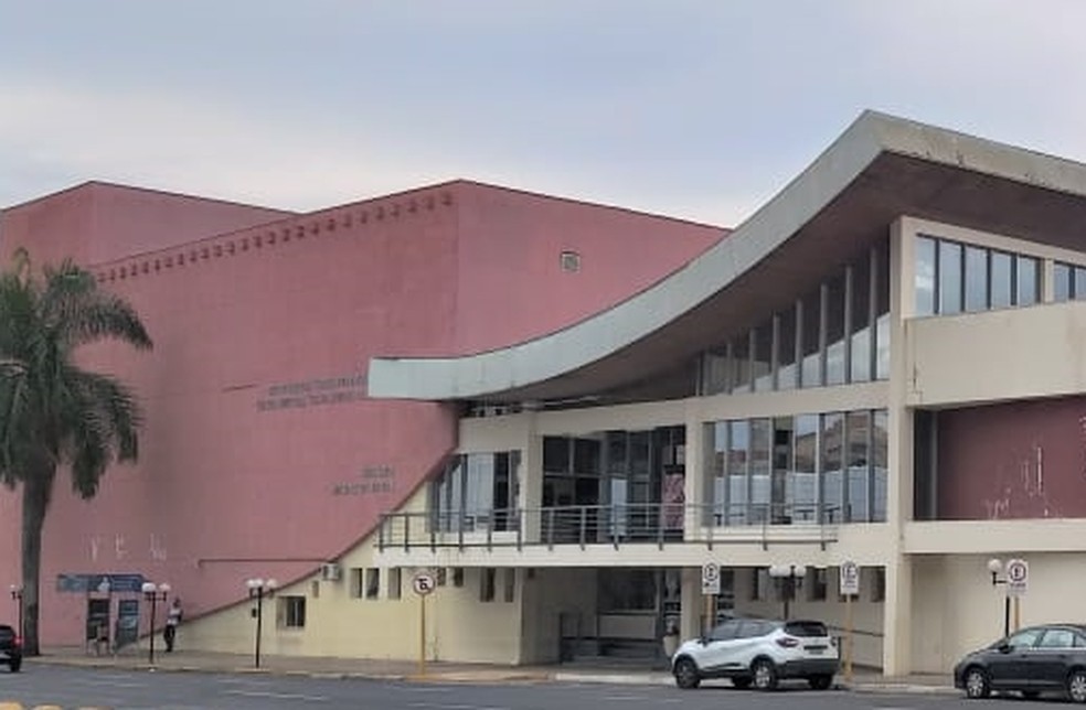 Teatro Municipal só recebe lives e gravações, com limitação de 15 pessoas; local aguarda licitação do sistema de ar-condicionado — Foto: Prefeitura de Bauru/Divulgação