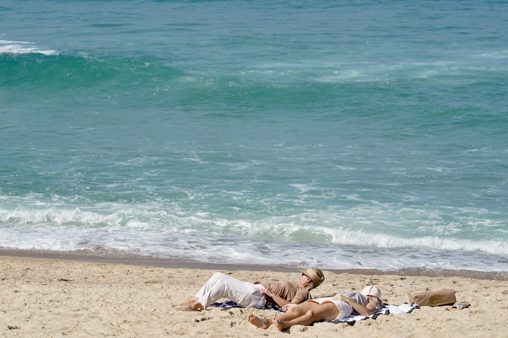 Mulheres pegam sol em praia do Rio — Foto: Marcos Serra Lima/G1 Rio