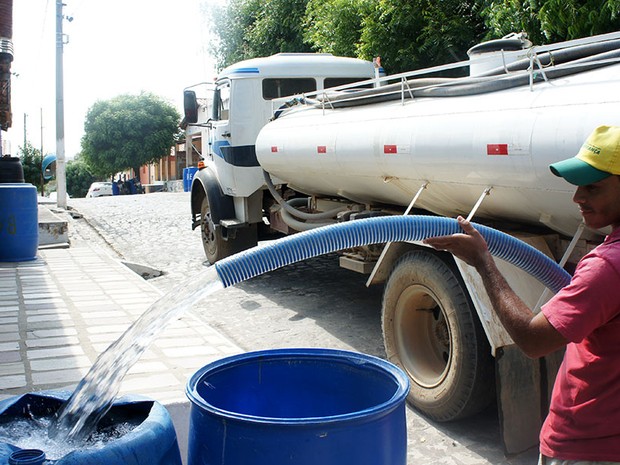 Caminhões-pipa vão de casa em casa levando água para os moradores de Antônio Martins (Foto: Anderson Barbosa/G1)