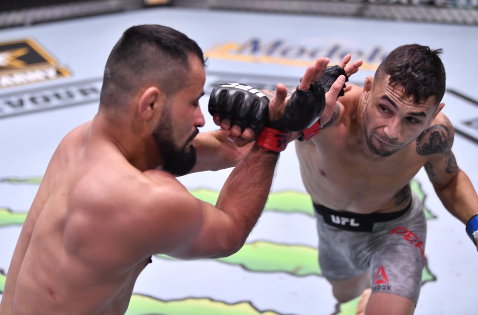 Alex Perez venceu Jussier Formiga por nocaute técnico aos 4m06s do R1 — Foto: Getty Images