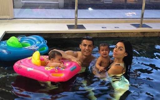 Cristiano Ronaldo Se Diverte Em Piscina Com Namorada E Filhos Quem Quem News