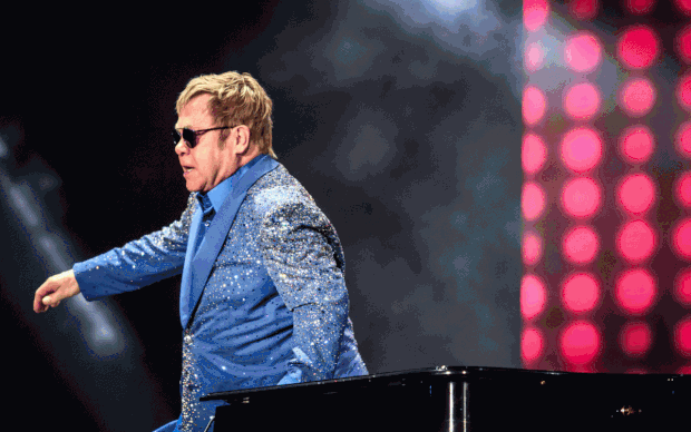 Elton John prova que é possível tocar o piano sem as mãos no Palco Mundo do Rock in Rio 2015 (Foto: Fabio Tito/G1)
