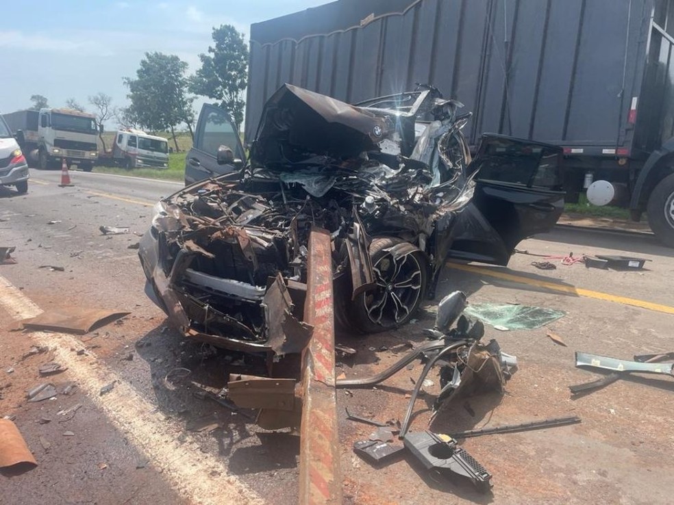 Carro, conduzido por homem de 44 anos, bateu na traseira de caminhão tanque, em Campos Novos Paulista (SP) — Foto: Reprodução/Redes sociais