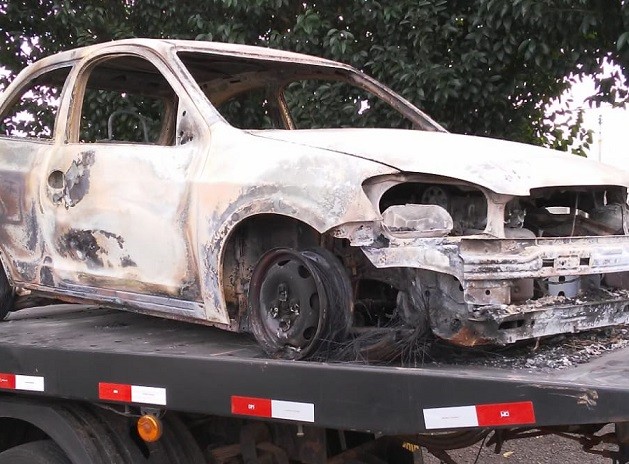 Carro usado na fuga de suspeito de mortes em Lagoa Vermelha é encontrado incendiado