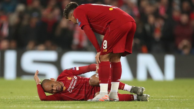 Fabinho sente dores e acaba substituído