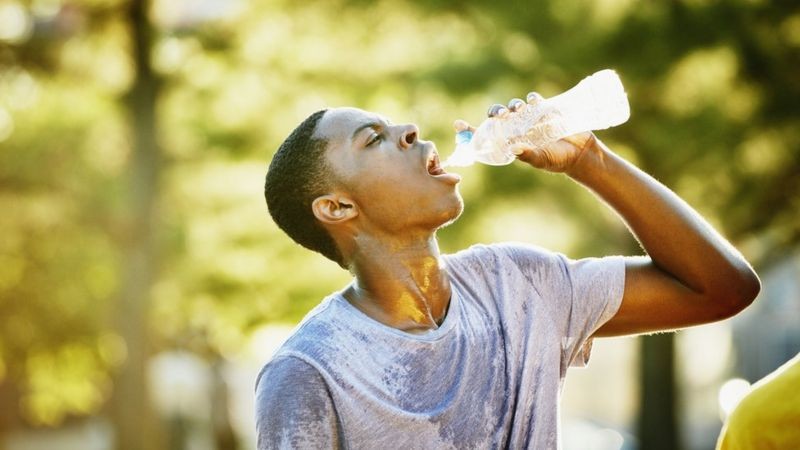 Quantidade de água que cada pessoa precisa tomar varia, por exemplo, de acordo com a quantidade de exercício que pratica (Foto: Thomas Barwick/Getty Images via BBC News)