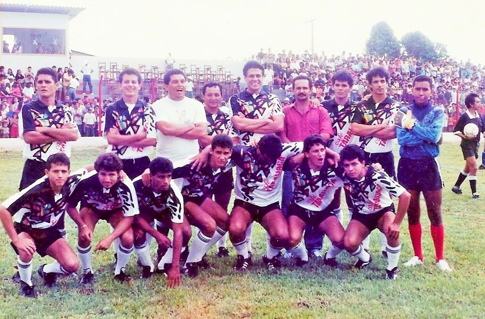 Em pé: Zé do Jacer, Adir, Edmar Rodrigues, Deodato, Roberto Dinamite, Cláudio Rocha (prefeito), Josman, Lindomar Pires e Alípio. Agachados: Augusto, Neto Moura, Adécio, Sairo, Arife, Lima e Zé Anão. — Foto: Arquivo Pessoal/Sairo Vieira