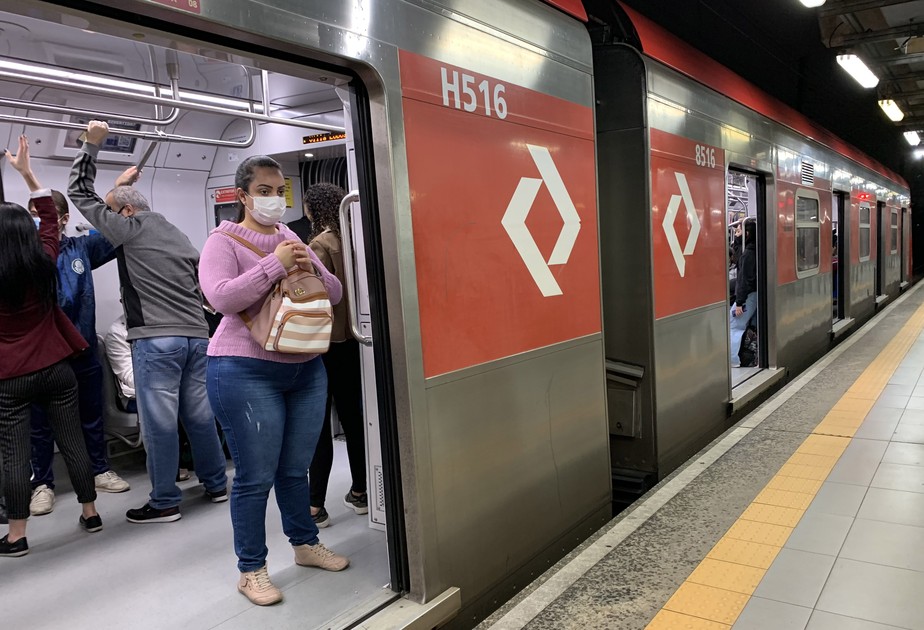 Insatisfação. Estação em São Paulo: usuários dos trens metropolitanos reclamam de superlotação, atrasos e de intervalos que chegam a 40 minutos entre os trens