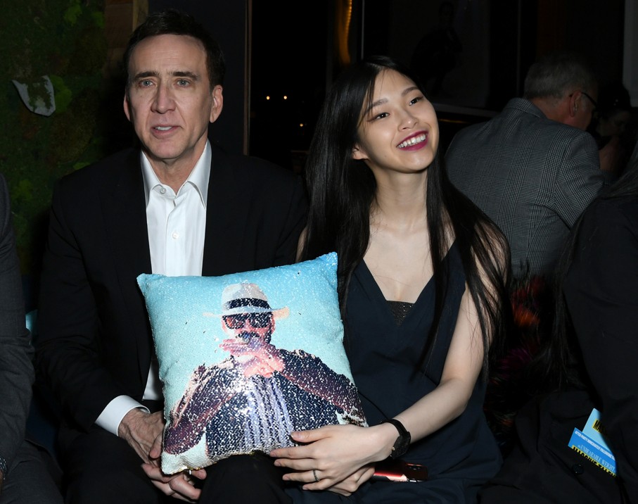 Riko Shibata exibe toda orgulhosa a almofada com o rosto do maridão, Nicolas Cage (Foto: Getty Images)