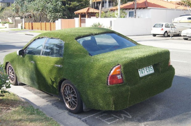 Mitsubishi Magna foi coberto um com carpete verde. (Foto: Reprodução/eBay)