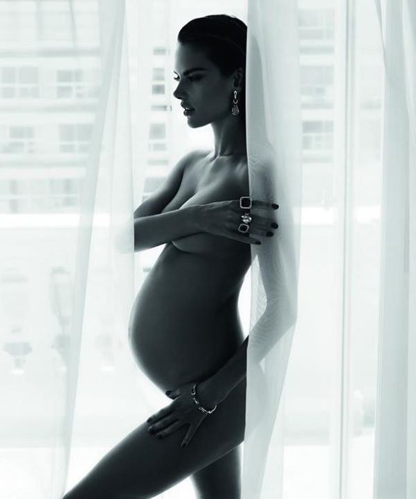 A modelo da Victoria’s Secret postou uma foto em sua página no Facebook, exibindo a gravidez, para a marca Vivara. (Foto: Divulgação)