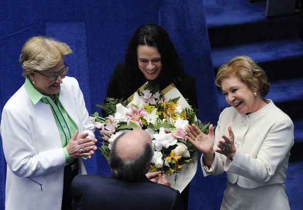 A jurista Janaína Paschoal é agraciada com buquê de flores. A senadora Marta Suplicy (PMDB-SP) oferece uma rosa branca ao jurista Miguel Reale Júnior (Foto: Edilson Rodrigues/Agência Senado)