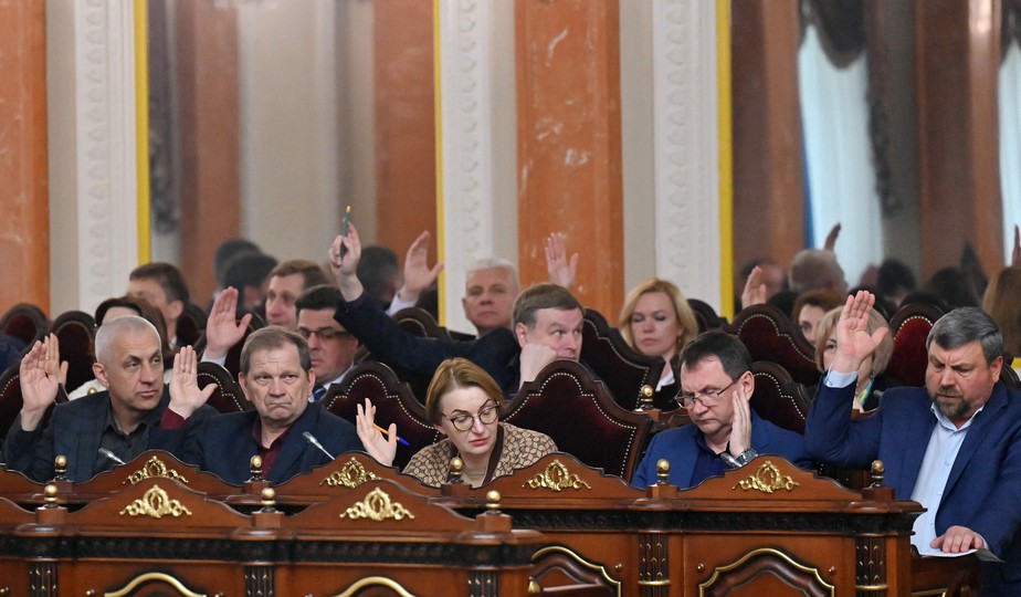 Juízes da Suprema Corte da Ucrânia votam pela destituição do presidente do órgão.