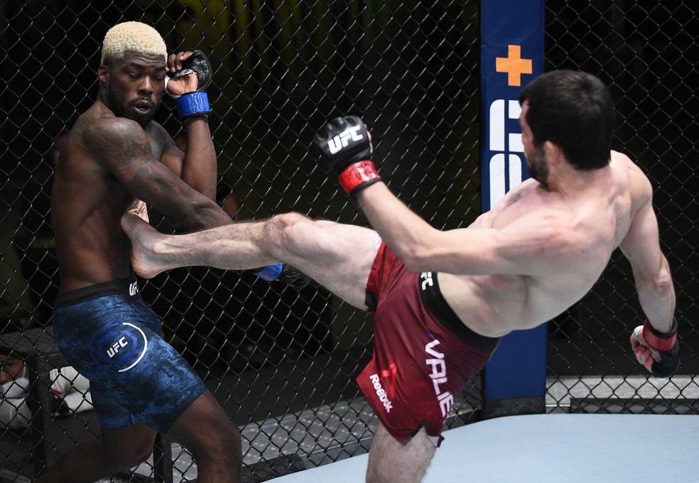 Timur Valiev acerta chute na linha de cintura de Trevin Jones no UFC Munhoz x Edgar — Foto: Getty Images