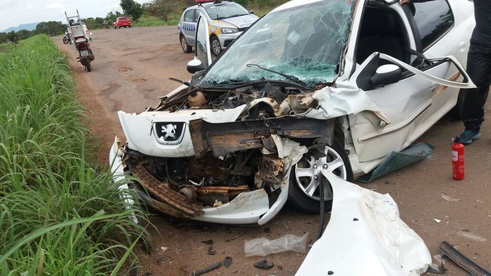 Veículo ficou destruído após colisão frontal (Foto: Divulgação)