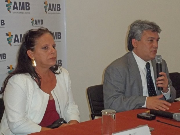 A médica cubana Ramona Rodriguez e o presidente da AMB, Florentino Cardoso, durante entrevista na sede da entidade (Foto: Filipe Matoso / G1)