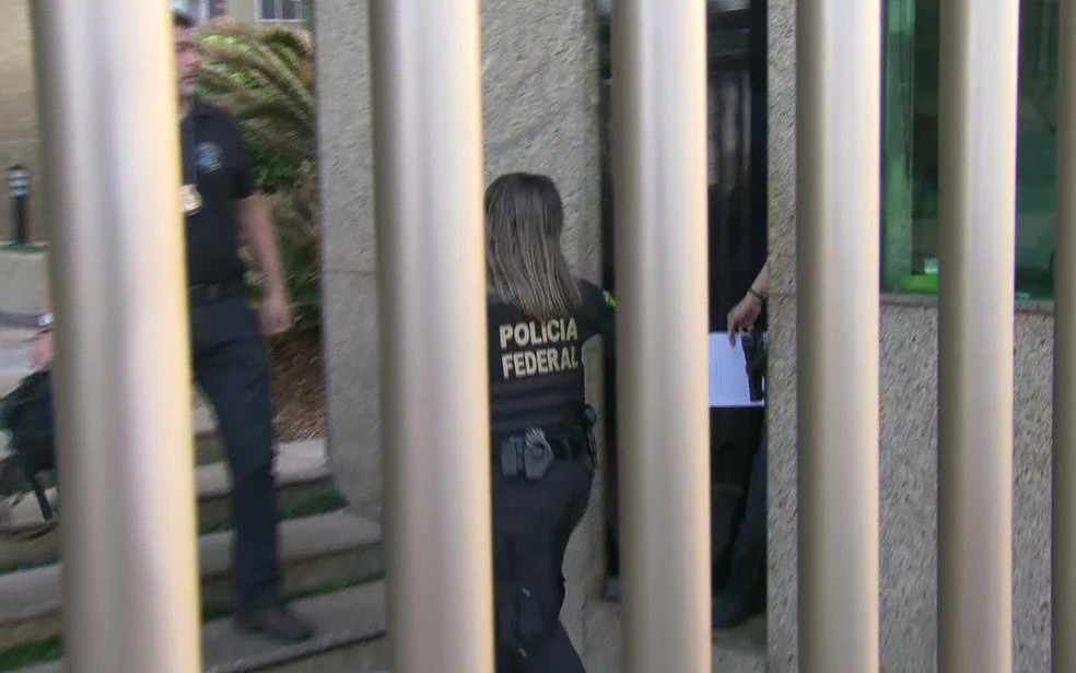 Agentes encontraram dificuldade para entrar no prédio (Foto: Reprodução / TV Globo)