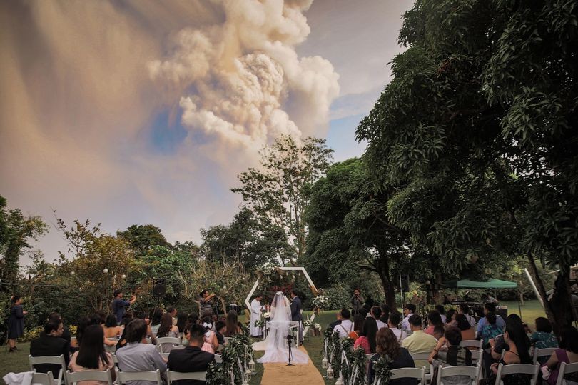Momento em que o vulcão explodiu (Foto: Randolf Evan/Magnus News)