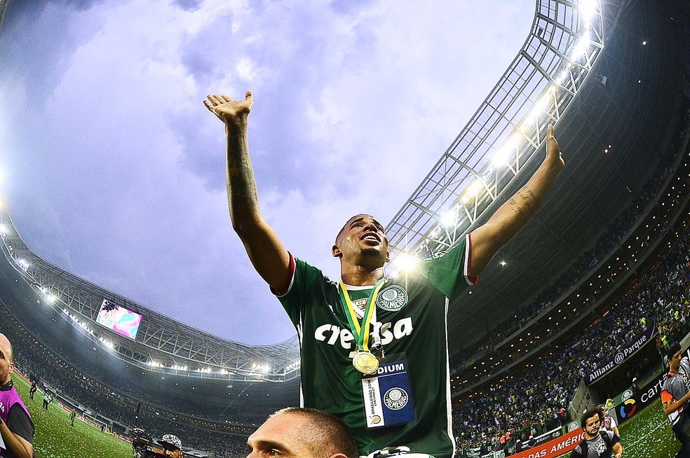 O jovem Gabriel Jesus comemora o título de campeão brasileiro em 2016 nos ombros de Fernando Prass  — Foto: Marcos Ribolli