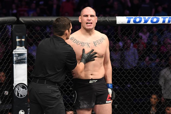 Cain Velásquez em sua última luta no UFC, em 2019 — Foto: Josh Hedges/Getty Images